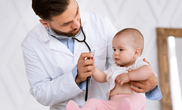 Доктор осматривает маленького ребёнка