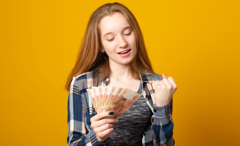 Девушка держит в руках денежные купюры