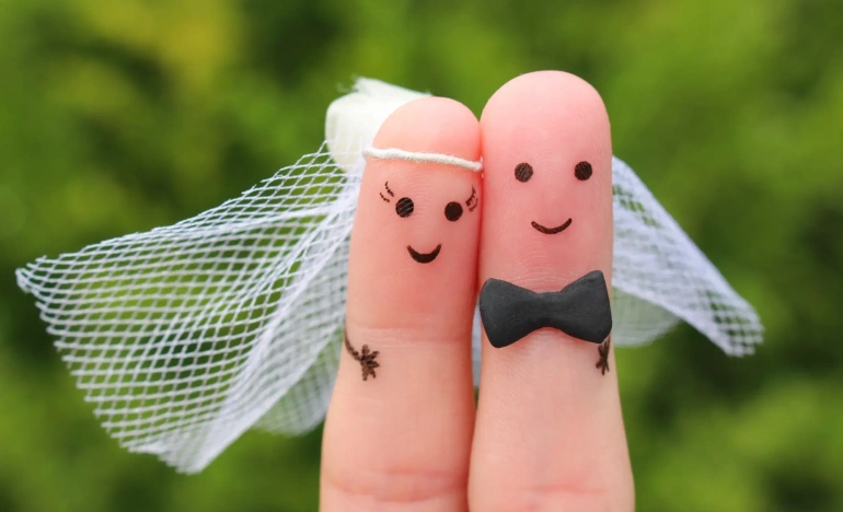 Два пальца руки, изображающие жениха и невесту